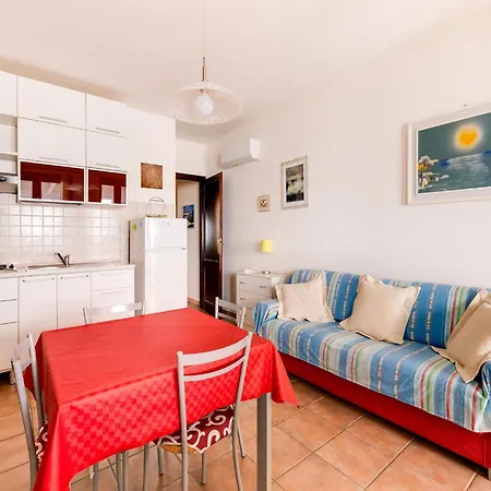 아파트 With Beachfront Terrace And Air Conditioning