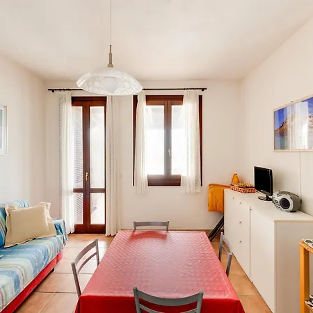 Daire With Beachfront Terrace And Air Conditioning