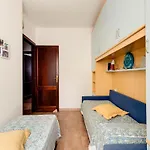 With Beachfront Terrace And Air Conditioning 아파트