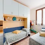 아파트 With Beachfront Terrace And Air Conditioning