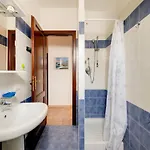 With Beachfront Terrace And Air Conditioning 아파트 *