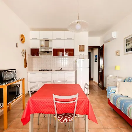 아파트 With Beachfront Terrace And Air Conditioning 카스텔사르도